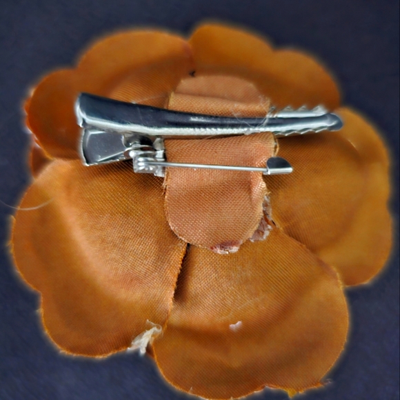 Silk flower brooch/hair clip with sequins details. - Picture 5 of 5